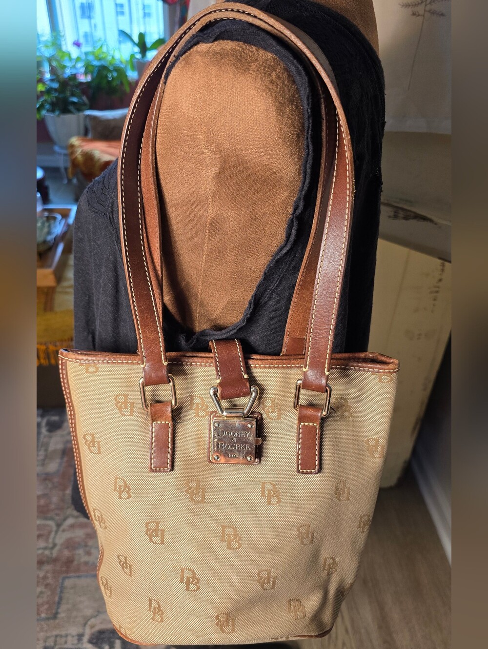 👜 Dooney & Bourke Brown Signature Logo Monogram Bucket Bag Tote w Metal Clasp - Picture 2 of 15